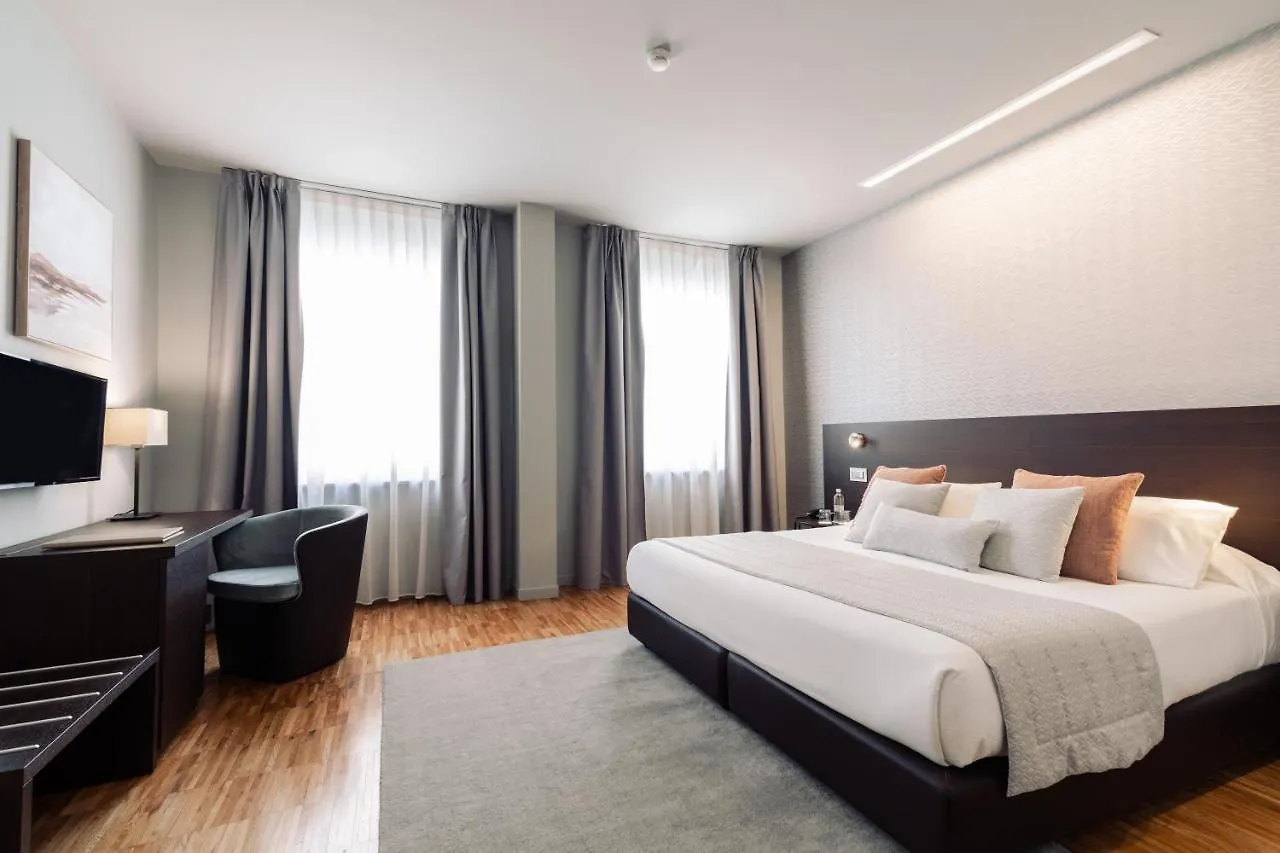 Hotel Michelangelo Καρράρα 4*,